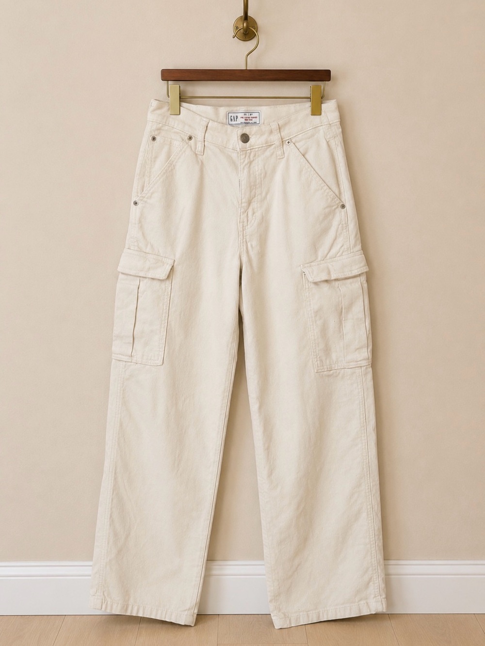 GAP 90s Loose Cargo Pants in Off-White